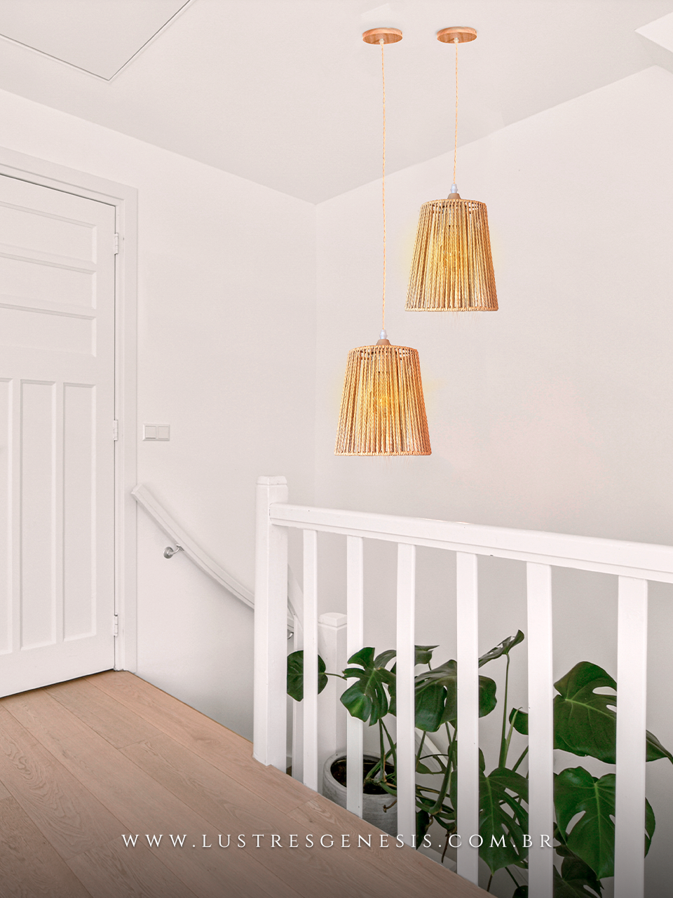 Luminária de teto rústica de sisal com design de flores iluminando ambiente ao lado de cama e criado-mudo de madeira em quarto aconchegante.